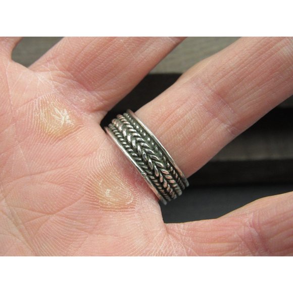 Size 7.75 Sterling Silver Tire Pattern Band Ring - Picture 2 of 6